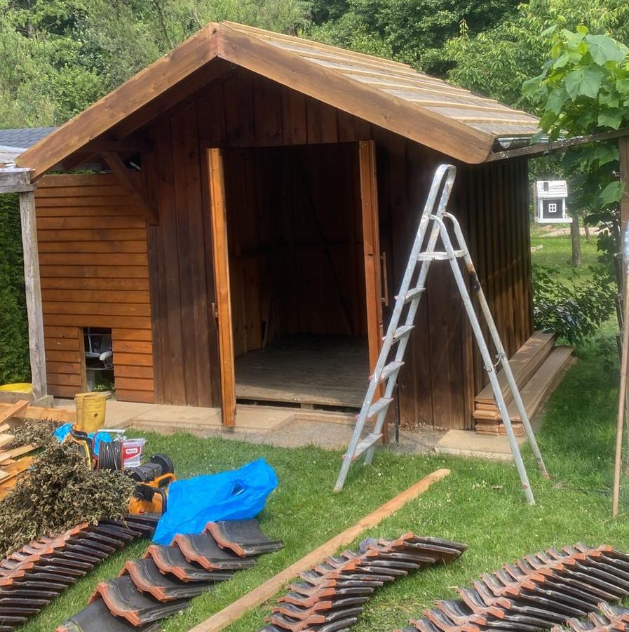 Stallbau mit verkleidetem Wasserbehälter